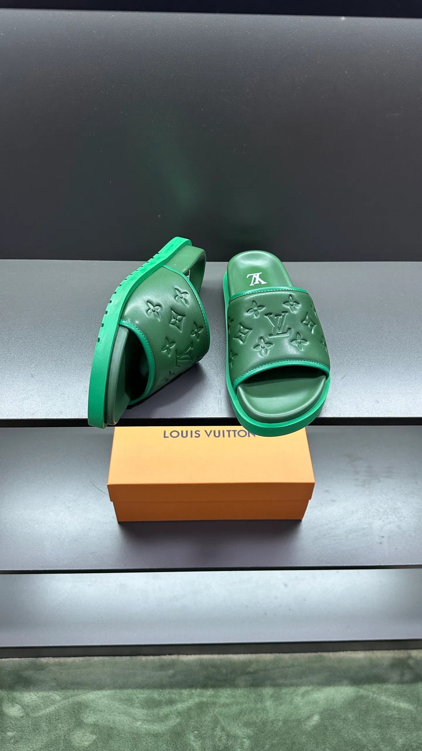 [L Home] P: 300💰Size: 38-45 Top purchasing lv men's summer slippers, classic presbyopia with soft real leather lining, unique color splicing effect, distinctive personality, fashionable and trendy essential style, light and comfortable. Lightweight and tough rubber insole, micro ridged foam outsole, super comfortable!